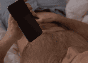 Mann an einem Handy