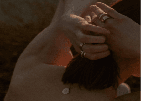 Des bras nus en extérieur