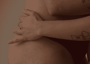 Eine Hand umschließt eine Person