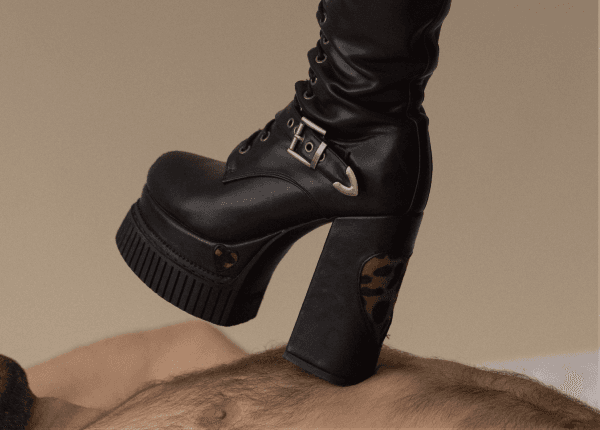 Stiefel steht auf Rücken