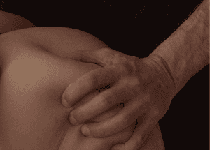 Hand greift in Arschbacke