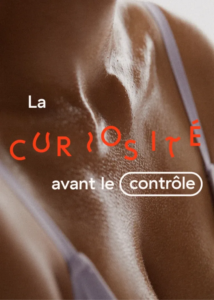 Encolure avec inscription La curiosité avant le contrôle