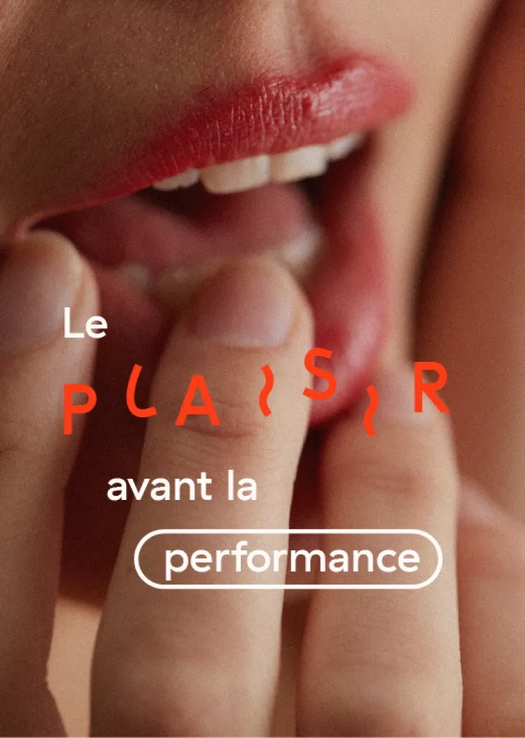 Une femme touche sa bouche avec l'inscription Le plaisir avant la performance