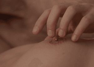 Eine Hand berührt einen Nippel