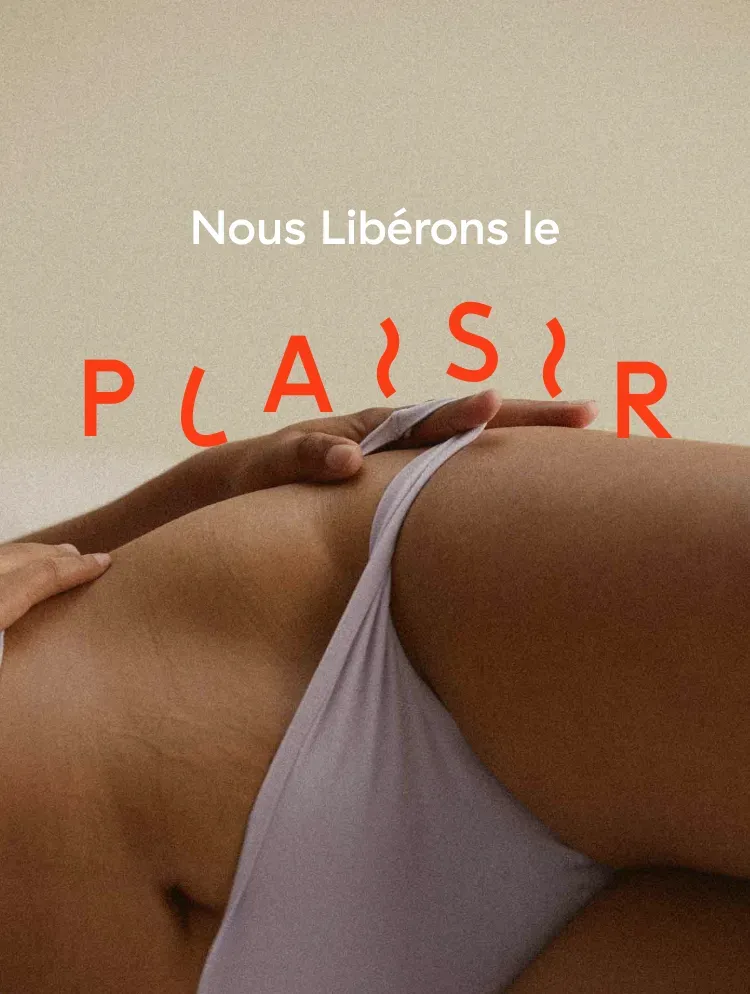 Une femme en sous-vêtements touche ses seins