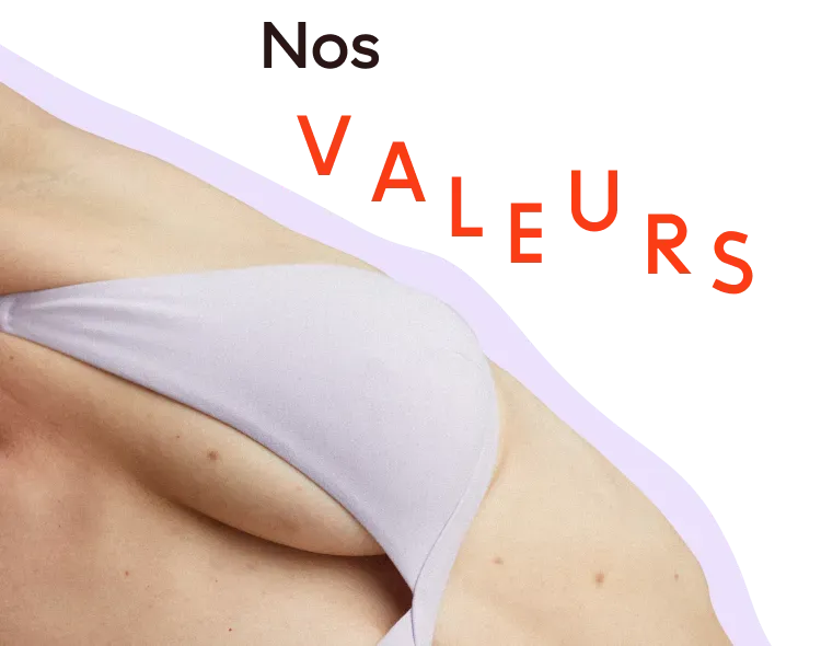 Une femme en sous-vêtements se plie